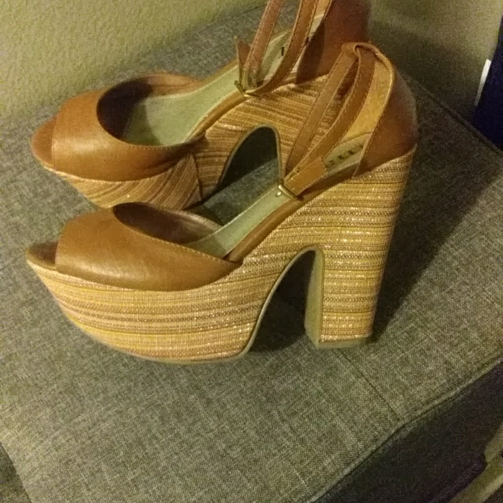 Shoes - Picture 3 of 8